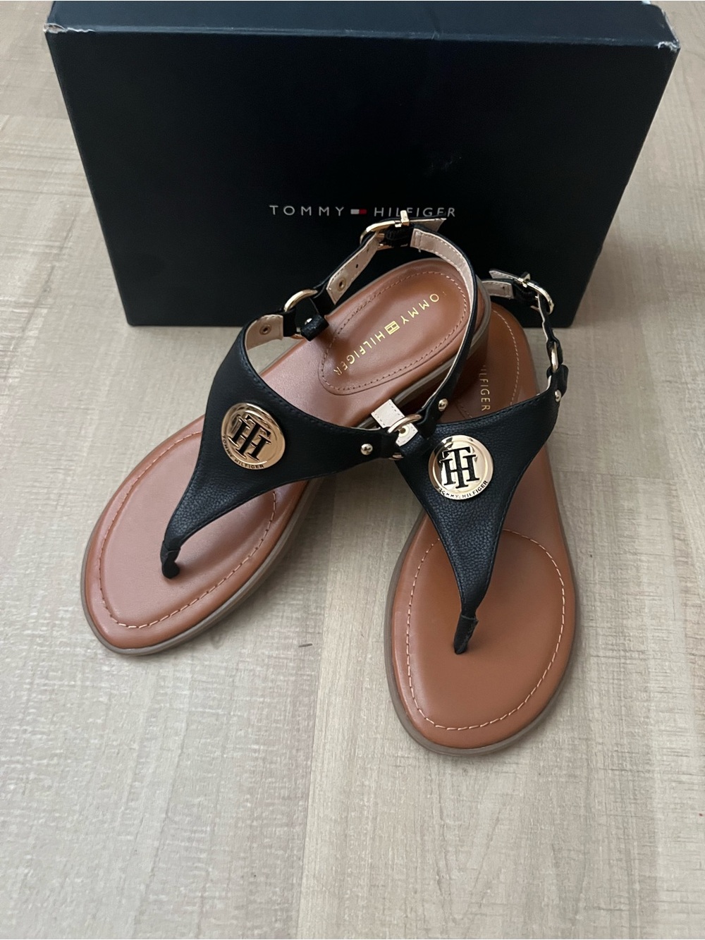 NWT Tommy Hilfiger Women's Black Leather Thong Sandals